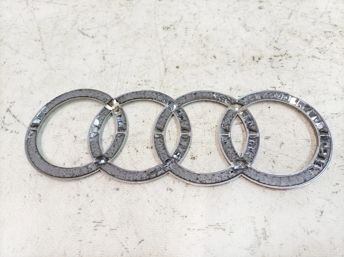Эмблема AUDI крышки багажника с повреждением Audi Q7 4M0853742