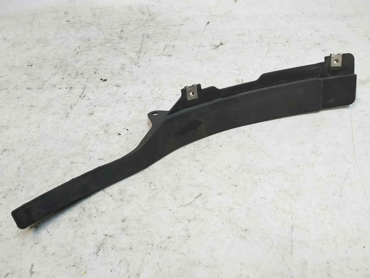 Спойлер кріплення підкрилка передній правий внутрішній Audi Q7 4M0853888C