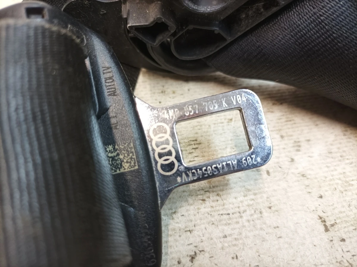 Three-point driver's seat belt with damage V04 Audi Q7 4M0857705K