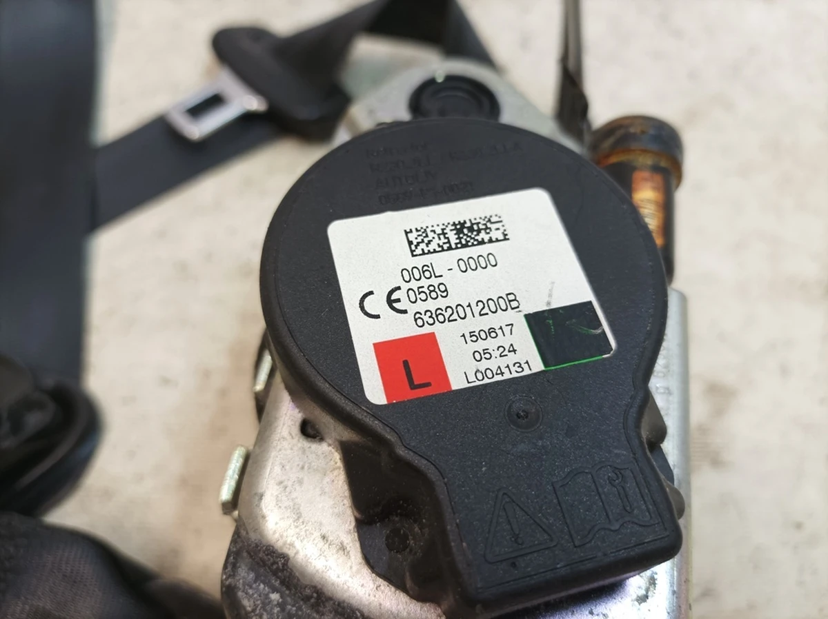 Three-point driver's seat belt with damage V04 Audi Q7 4M0857705K