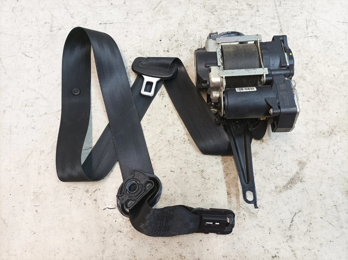 Three-point driver's seat belt with damage V04 Audi Q7 4M0857705K