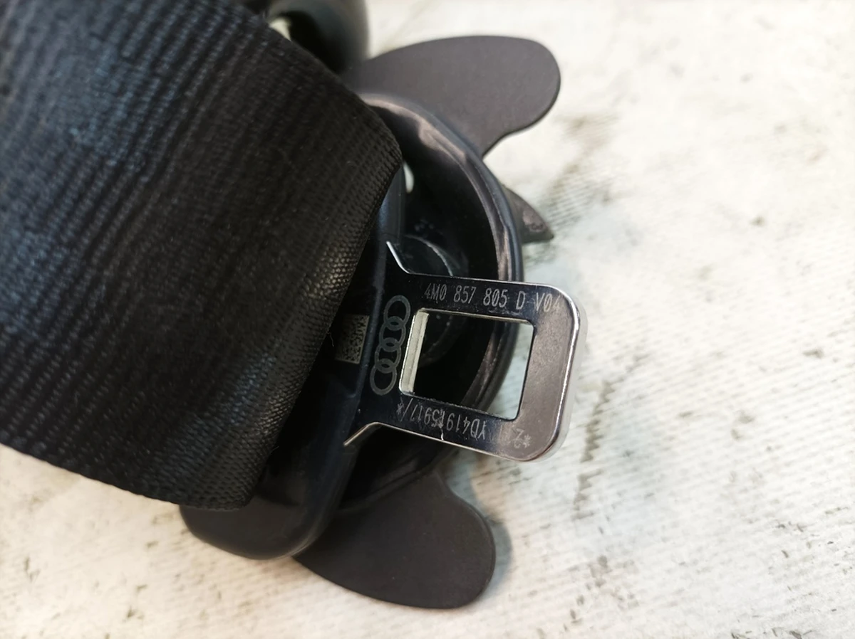 Ремінь безпеки триточковий другого ряду лівий V04 Audi Q7 4M0857805D