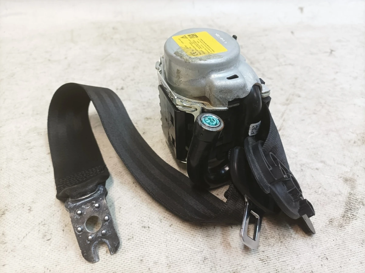 Ремінь безпеки триточковий другого ряду правий V04 Audi Q7 4M0857806D