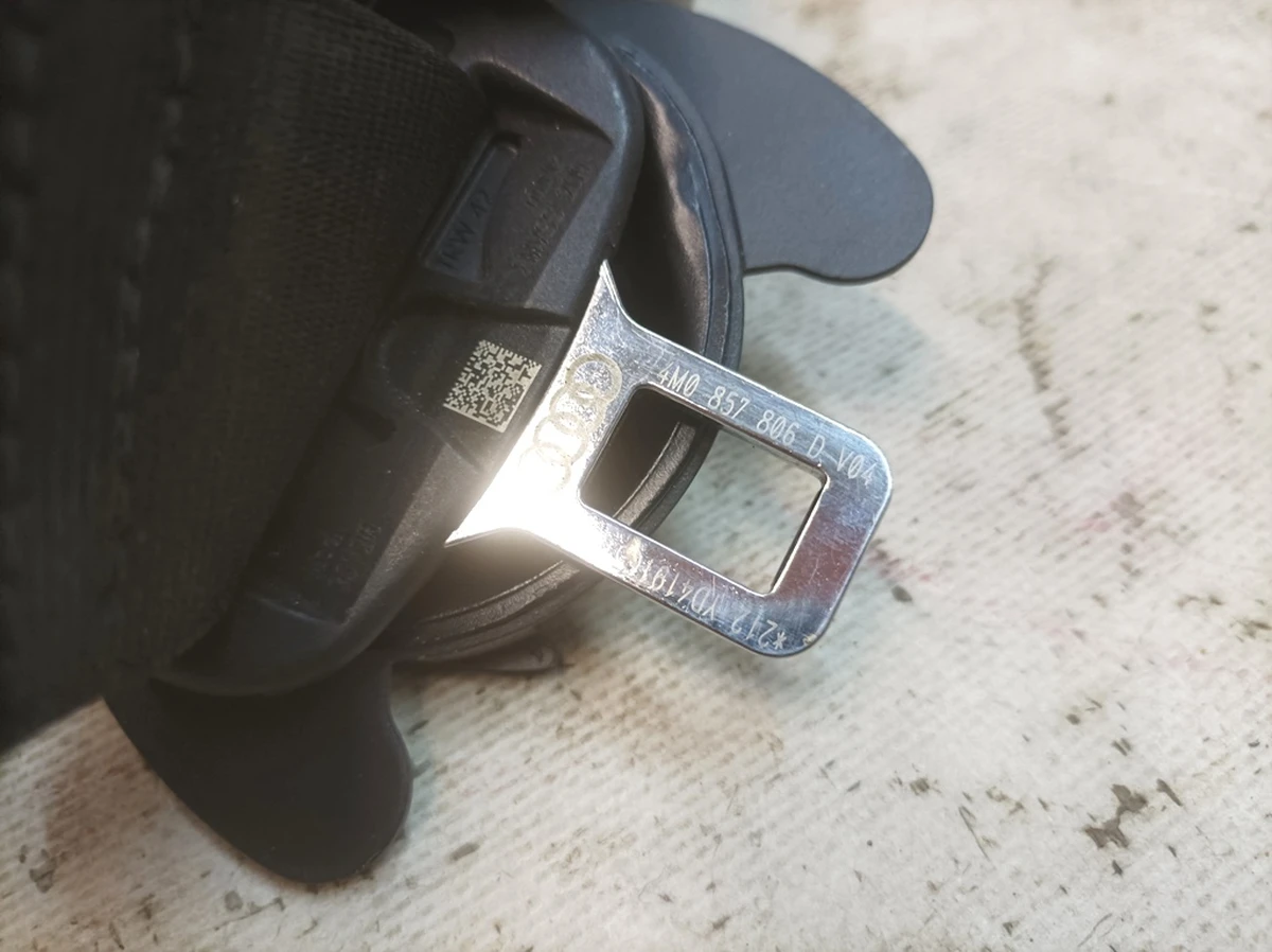 Ремінь безпеки триточковий другого ряду правий V04 Audi Q7 4M0857806D