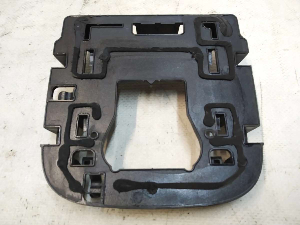 Пластина крепления датчика дождя и камеры на ветровом стекле Audi Q7 4M0858593