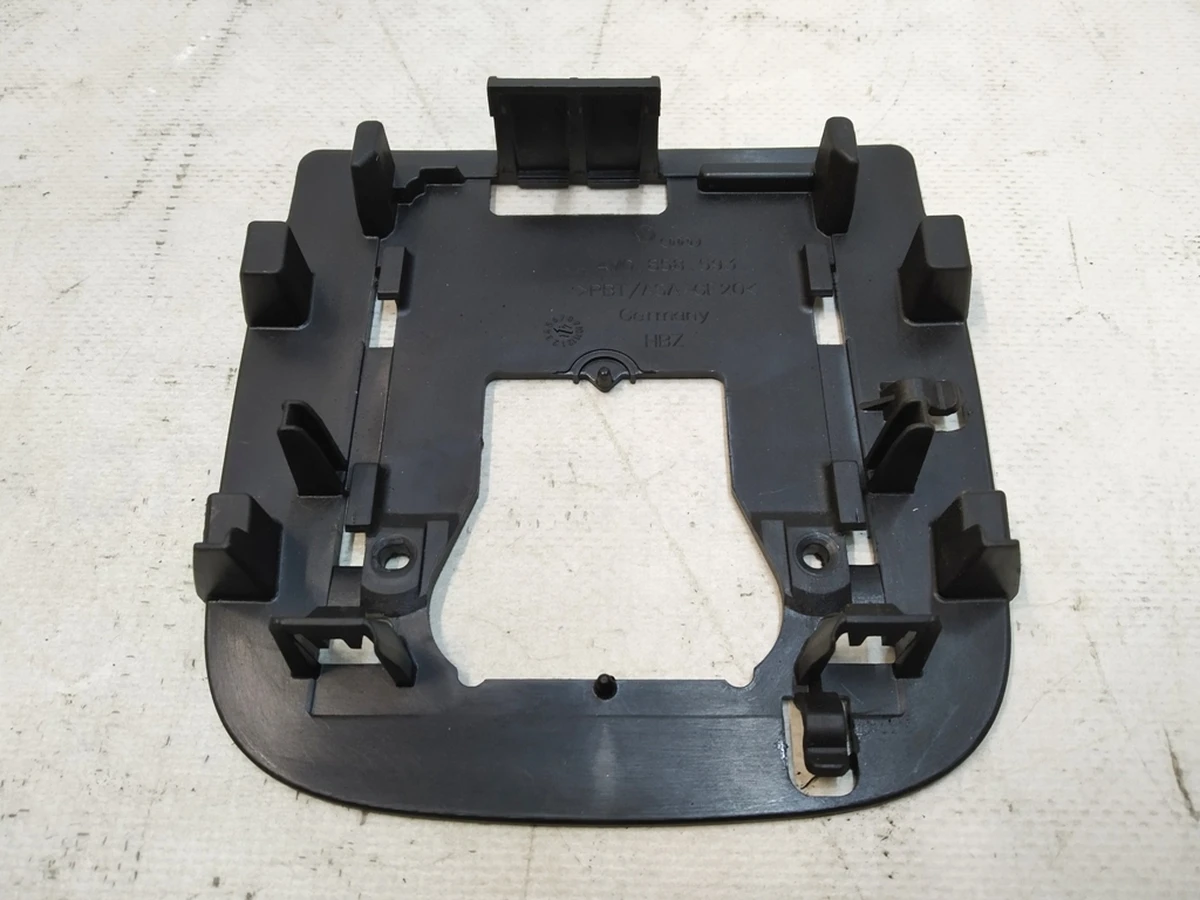 Пластина крепления датчика дождя и камеры на ветровом стекле Audi Q7 4M0858593