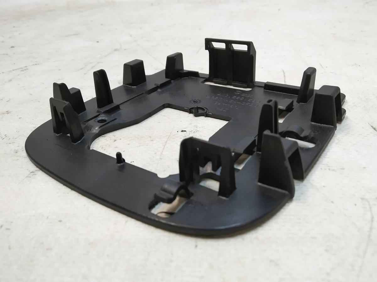 Пластина крепления датчика дождя и камеры на ветровом стекле Audi Q7 4M0858593