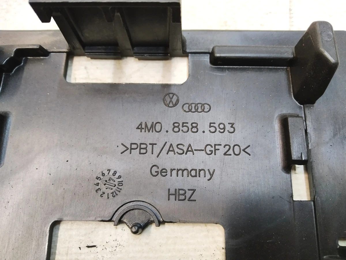 Пластина крепления датчика дождя и камеры на ветровом стекле Audi Q7 4M0858593