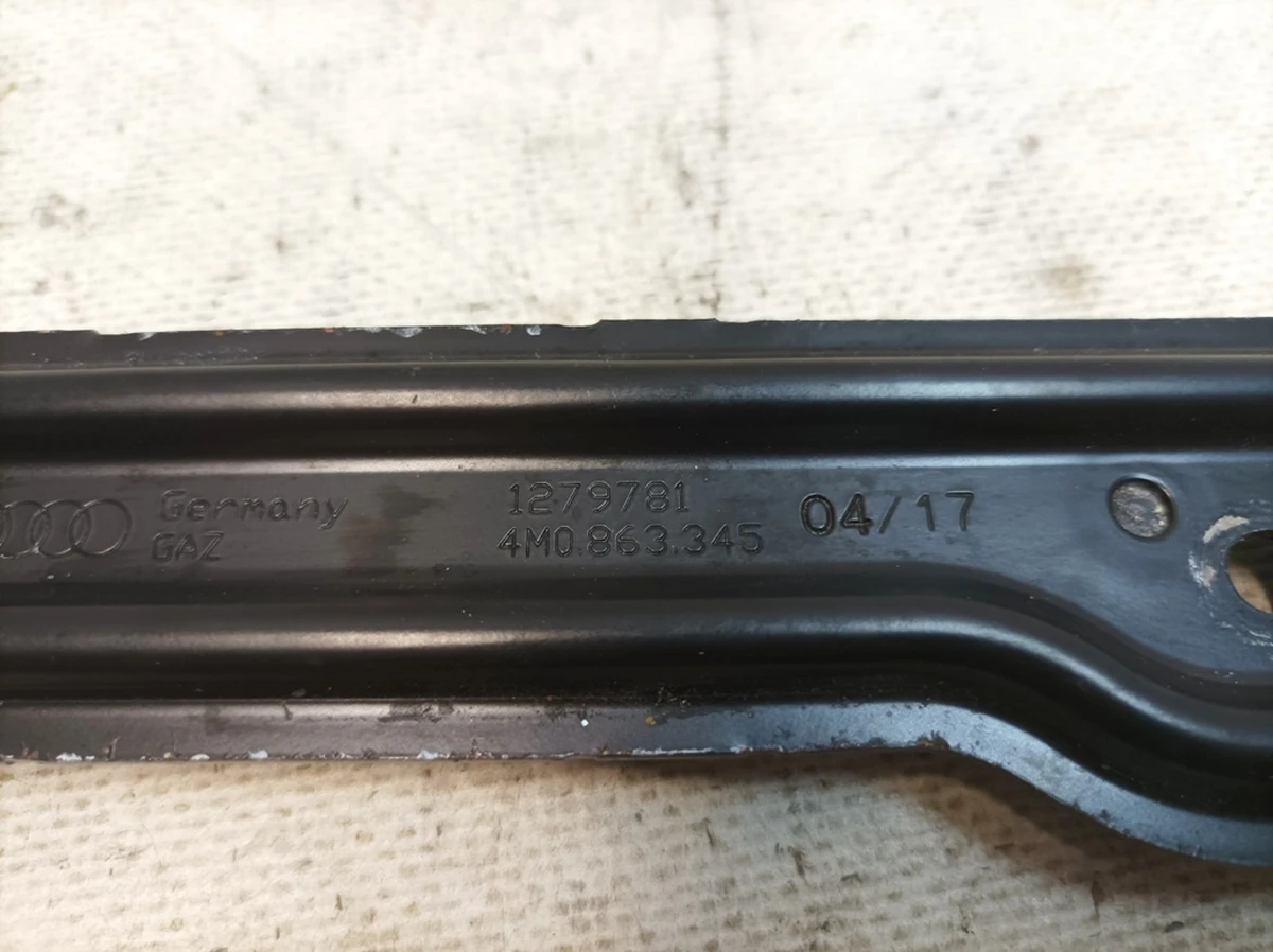 Front center console frame bracket Audi Q7 4M0863345