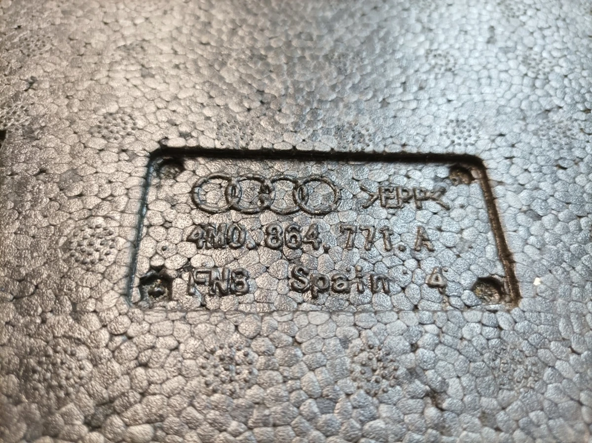 Вставка для пола левая Audi Q7 4M0864771A