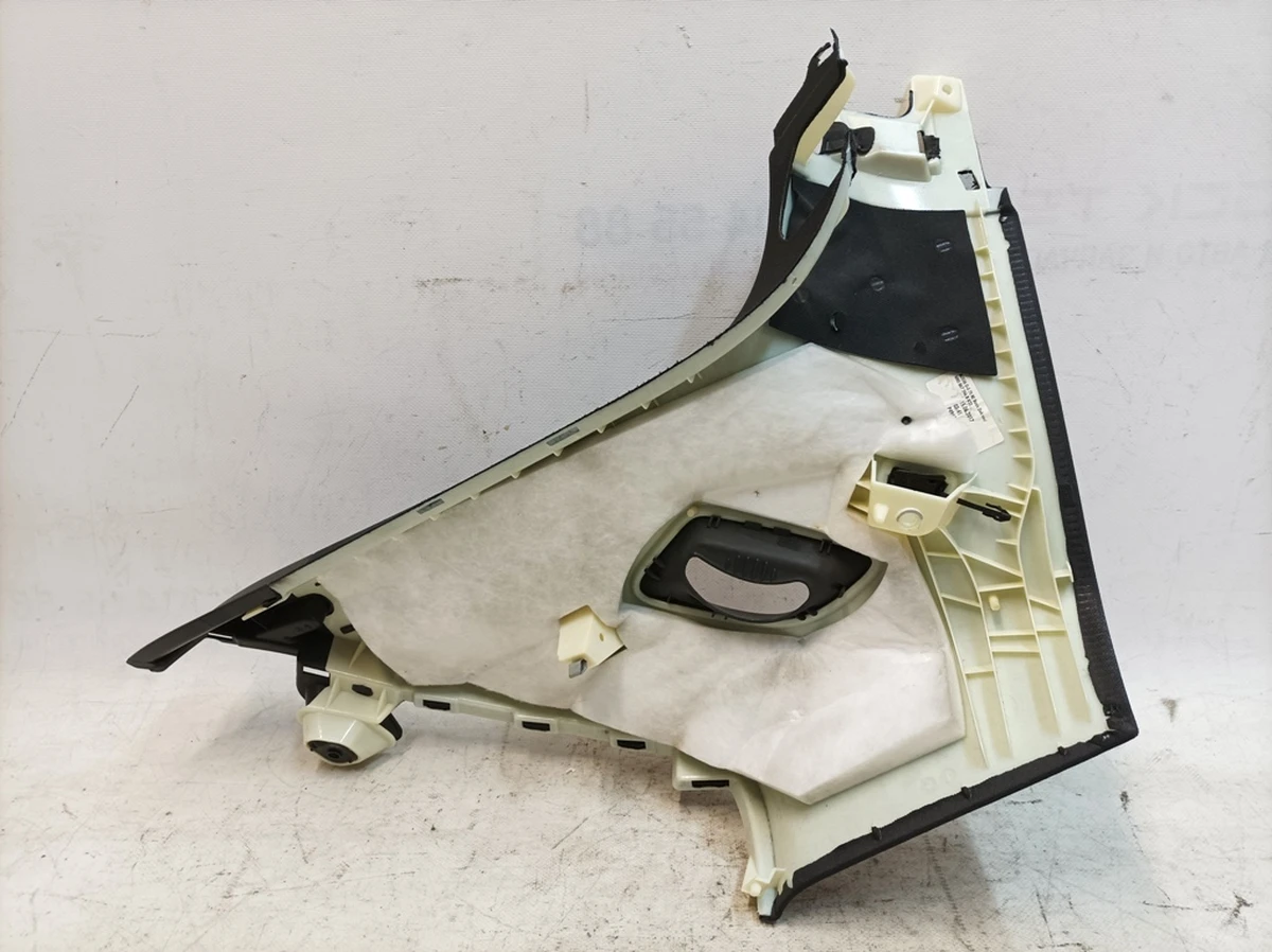 Облицювання стійки D права K23 з пошкодженням тканини Audi Q7 4M0867246B