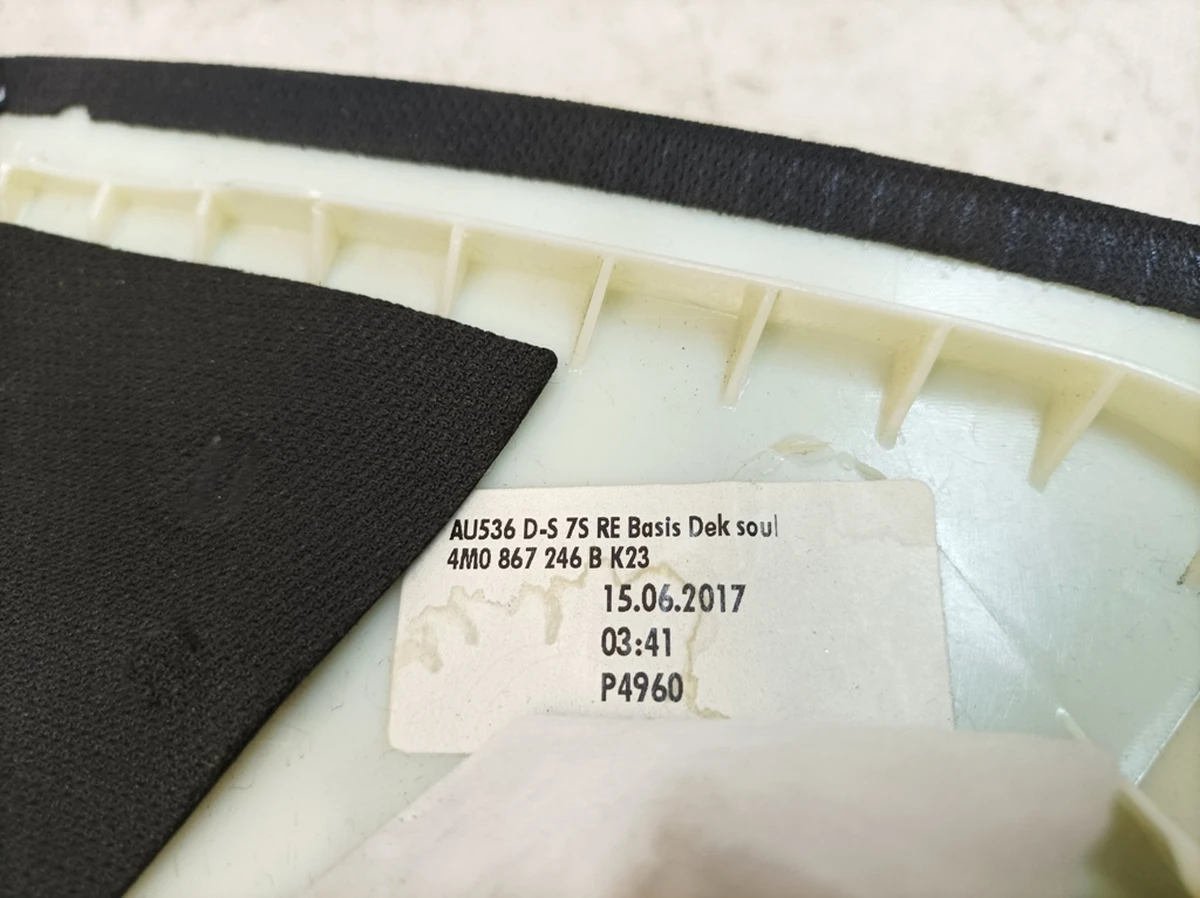 Облицювання стійки D права K23 з пошкодженням тканини Audi Q7 4M0867246B