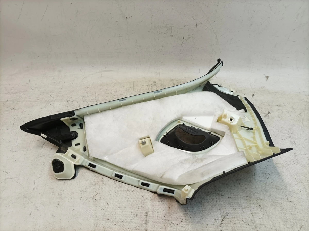 Облицювання стійки D права K23 з пошкодженням тканини Audi Q7 4M0867246B