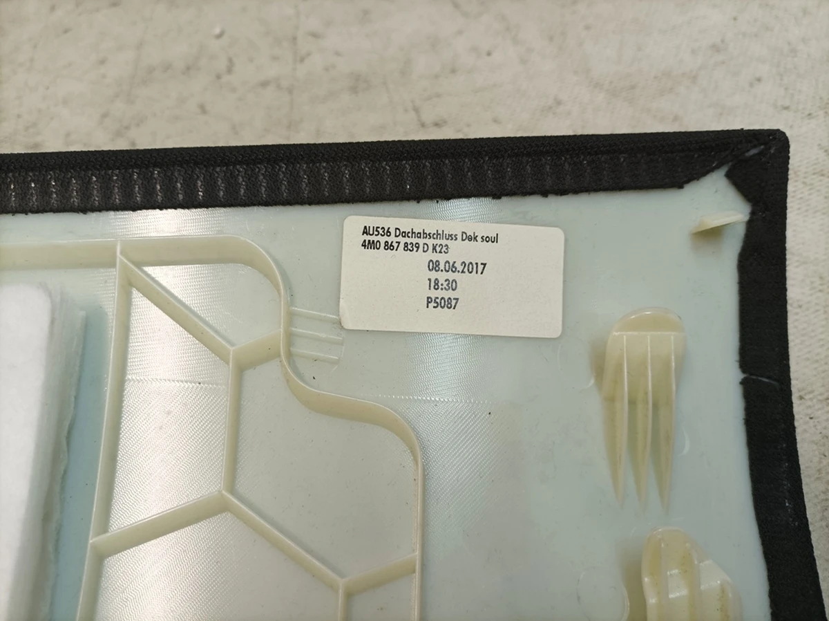 Панель облицовки потолка задняя с повреждением ткани Audi Q7 4M0867839D