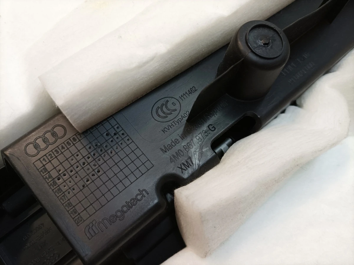 Облицовка крышки багажного отсека Audi Q7 4M0867973G