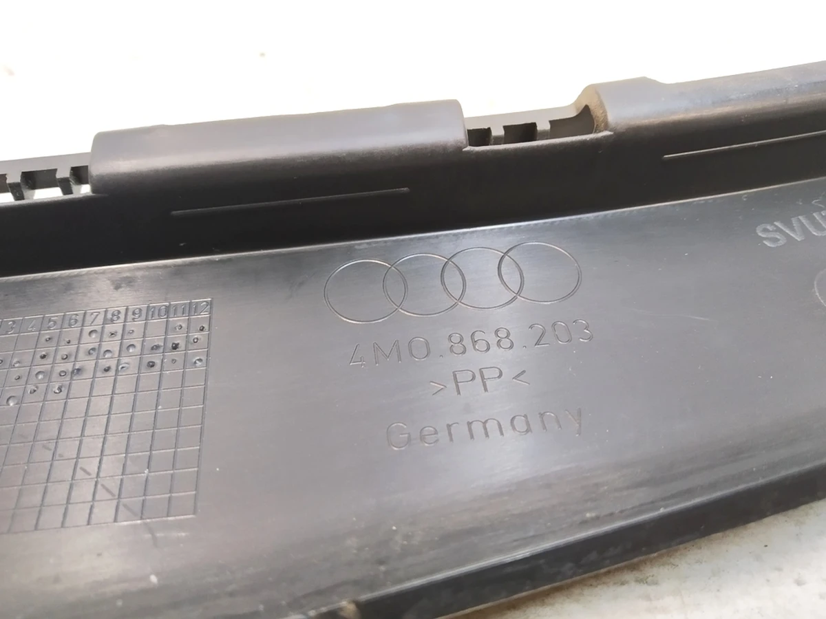 Облицювання стійки А середня ліва Audi Q7 4M0868203