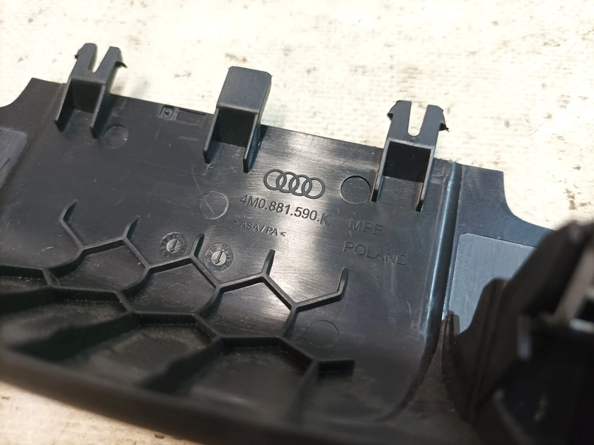 Накладка верха спинки сиденья правого левого Audi Q7 4M0881590K