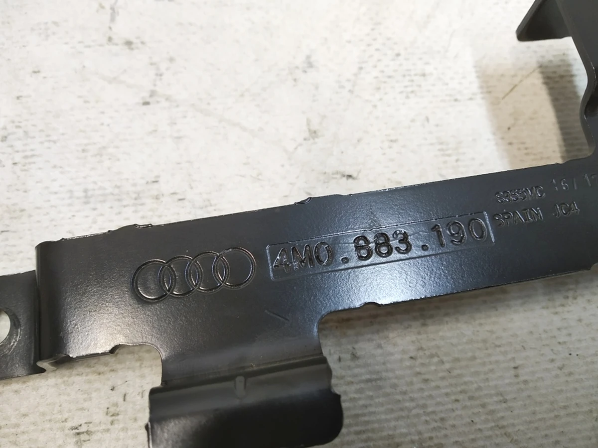 Кронштейн облицювання каркаса сидіння другого ряду Audi Q7 4M0883190