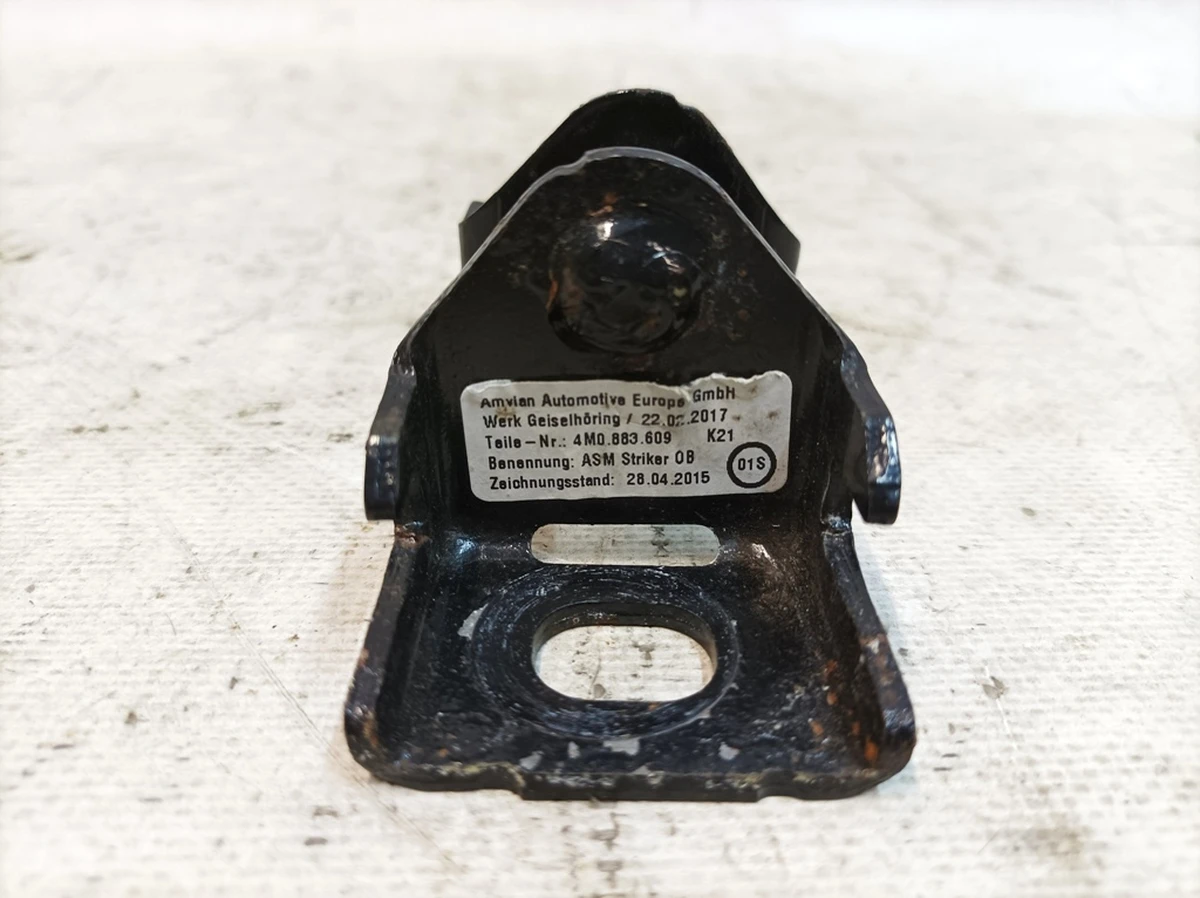 Пластина фіксуюча зовнішня каркаса сидіння другого ряду Audi Q7 4M0883609