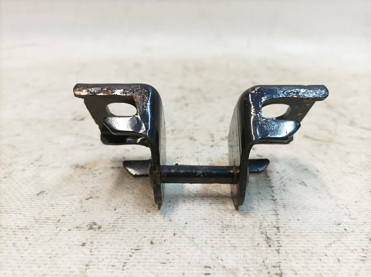 Пластина фіксуюча зовнішня каркаса сидіння другого ряду Audi Q7 4M0883609