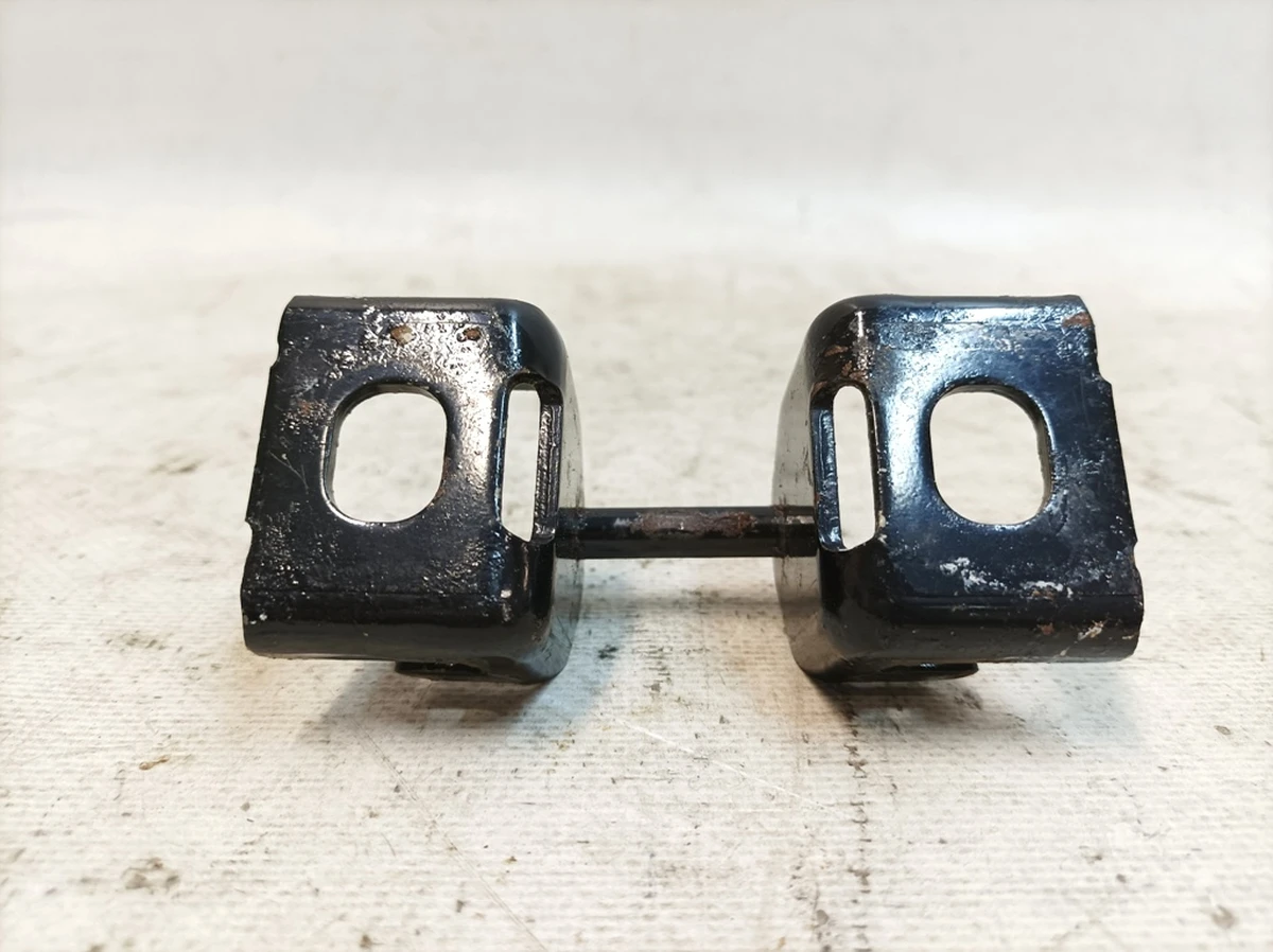 Пластина фіксуюча зовнішня каркаса сидіння другого ряду Audi Q7 4M0883609