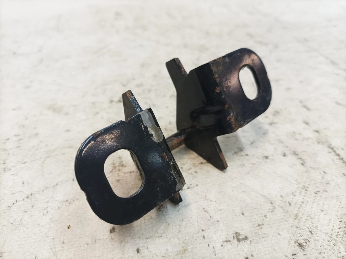 Пластина фиксирующая внутренняя каркаса сиденья второго ряда Audi Q7 4M0883610