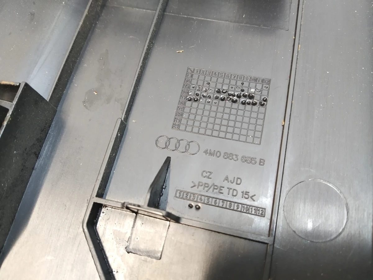 Накладка облицювання сидіння другого ряду ліва зовнішній Audi Q7 4M0883685B