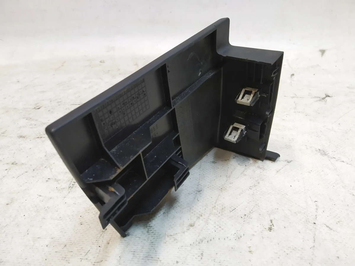 Накладка каркаса сидіння другого ряду внутрішня ліва Audi Q7 4M0883685E