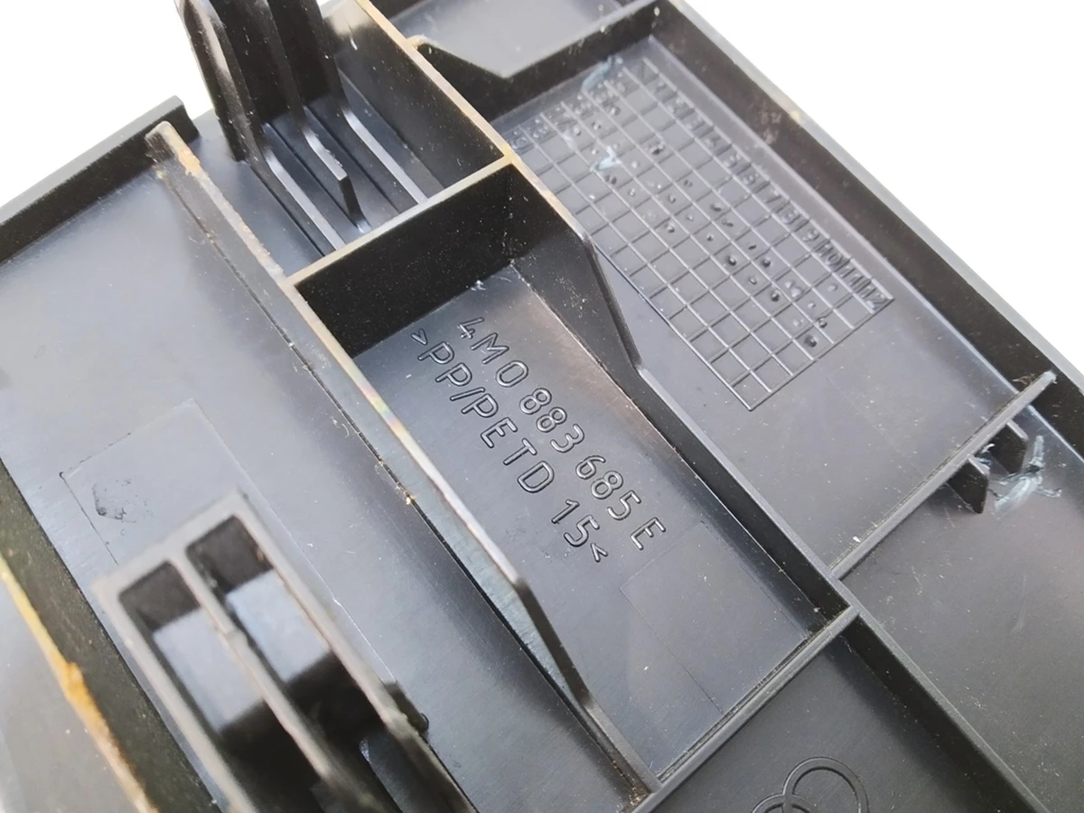 Накладка каркаса сидіння другого ряду внутрішня ліва Audi Q7 4M0883685E