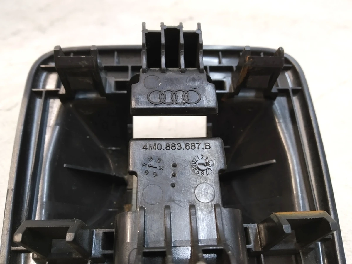 Locking bracket cover outer Audi Q7 4M0883687B