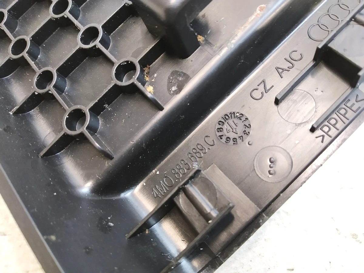 Накладка каркаса сидіння другого ряду внутрішня передня Audi Q7 4M0883689C