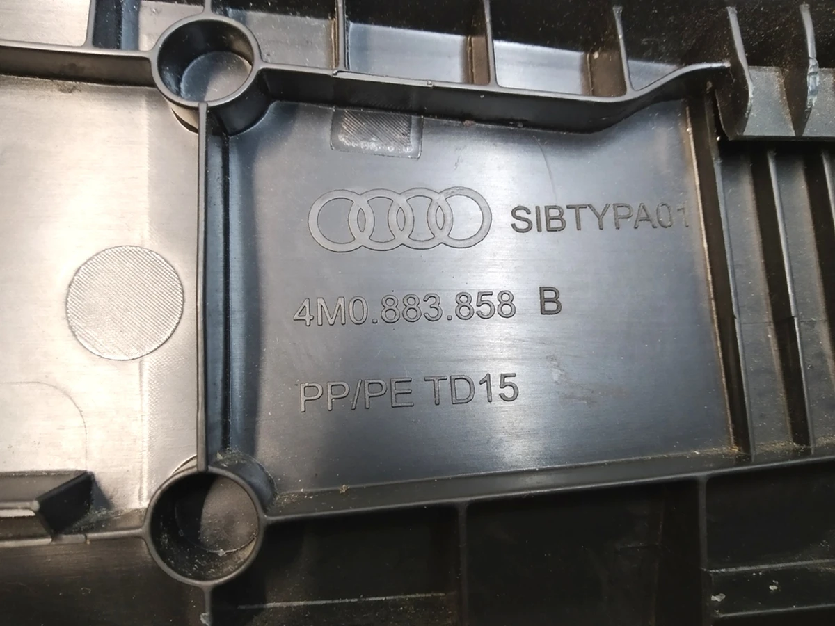 Audi Q7 second row seat frame cover 4M0883858B