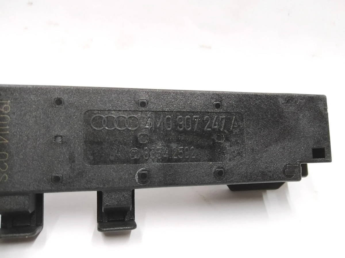 Антена системи санкційного доступу та пуску двигуна (KESSY) Audi E-tron Porsche Taycan 4M0907247A