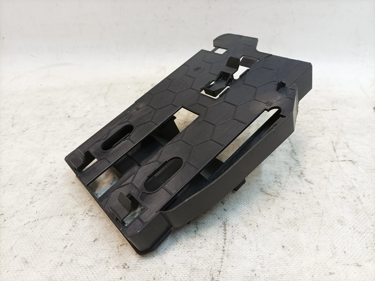 Крепление блока управления бортовой сети Audi Q7 4M0907286