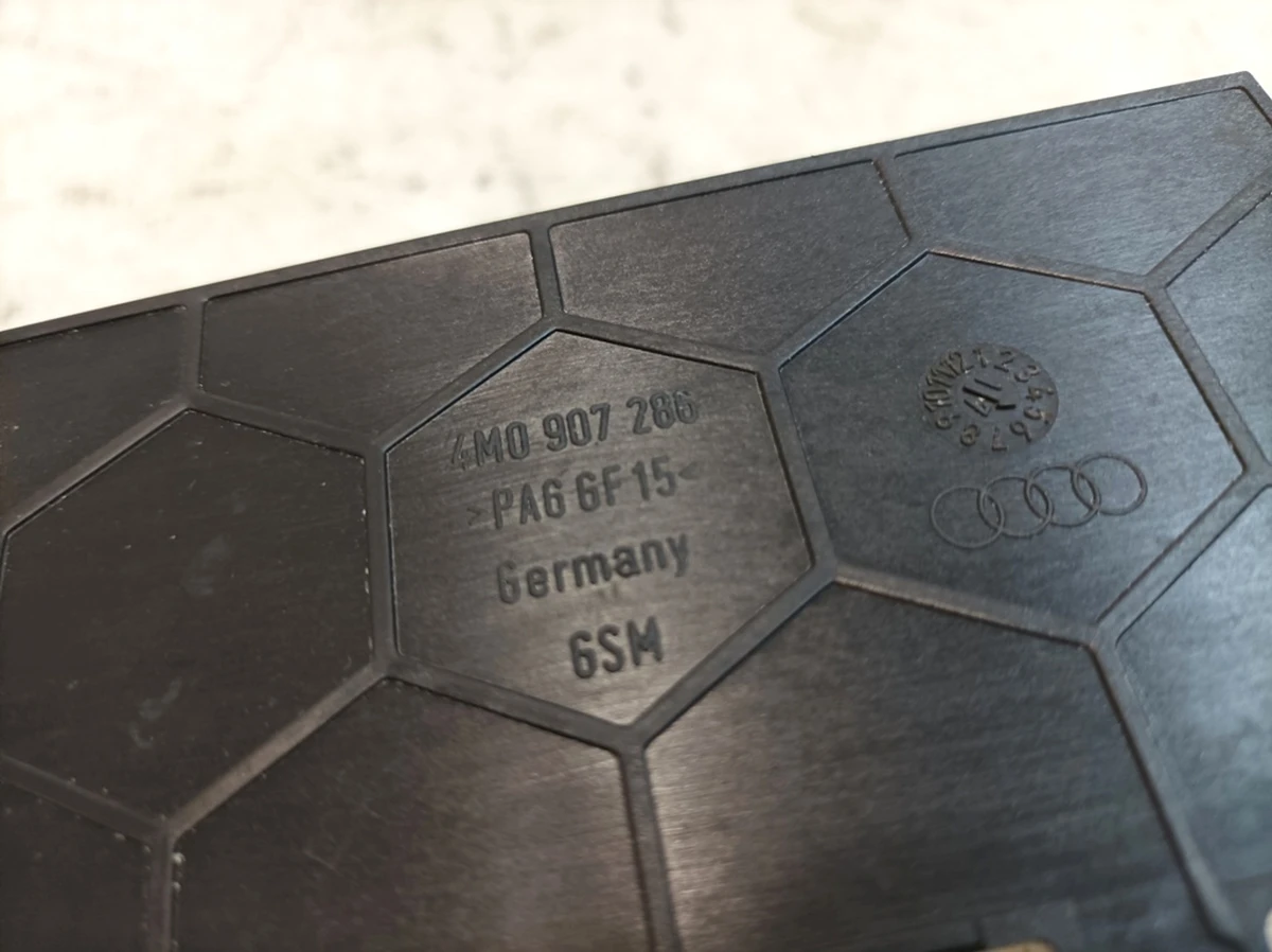 Крепление блока управления бортовой сети Audi Q7 4M0907286