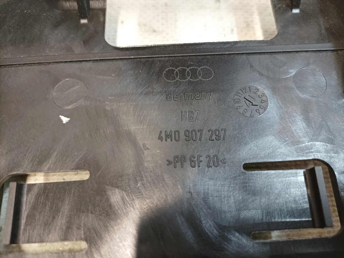 Кронштейн блока управления распознавания прицепа Audi Q7 4M0907297