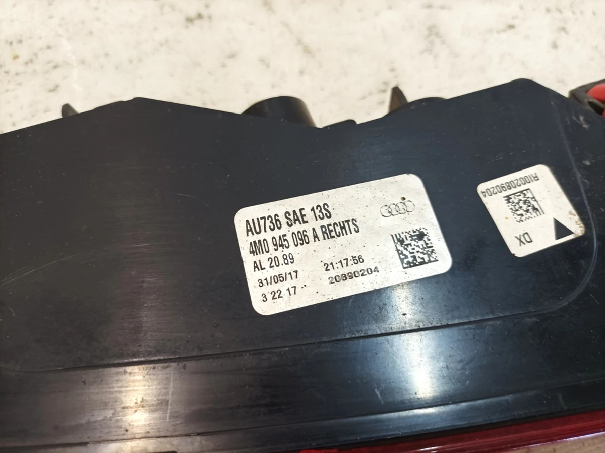 Ліхтар бампера заднього у зборі правий з пошкодженням Audi Q7 4M0945096A