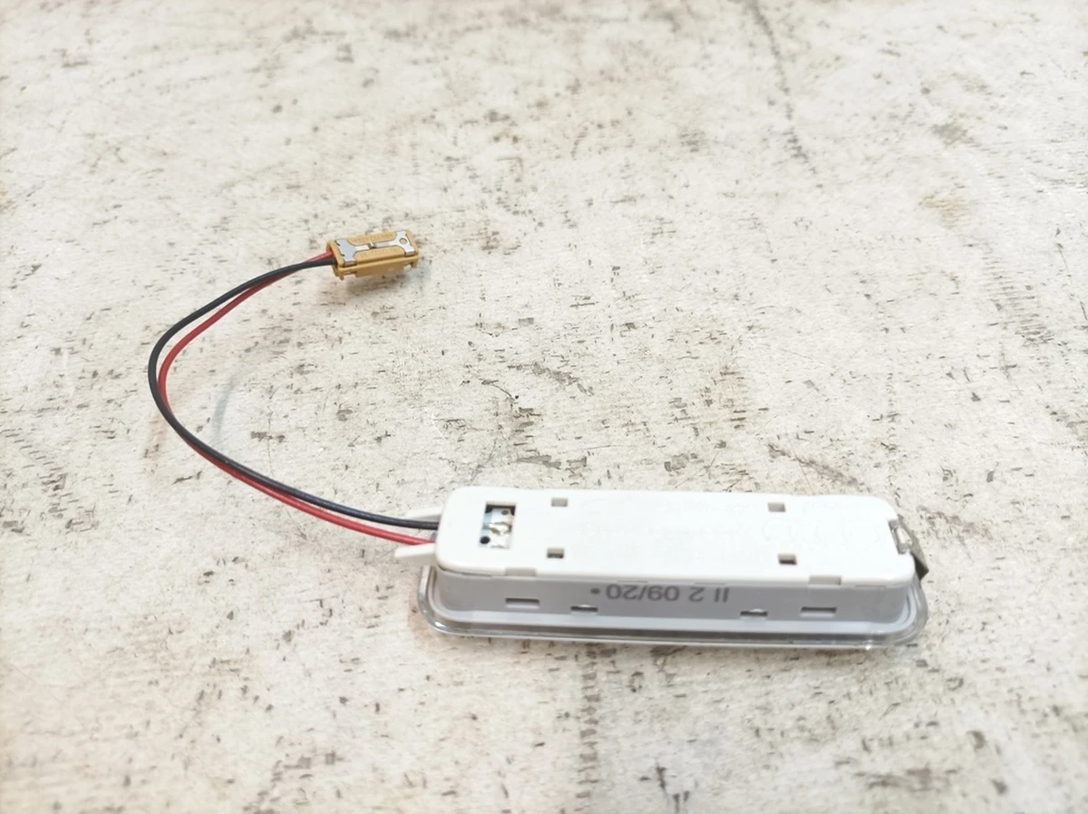 Плафон освітлення світлодіодний косметична лампа ліва права Porsche Taycan 4M0947105A