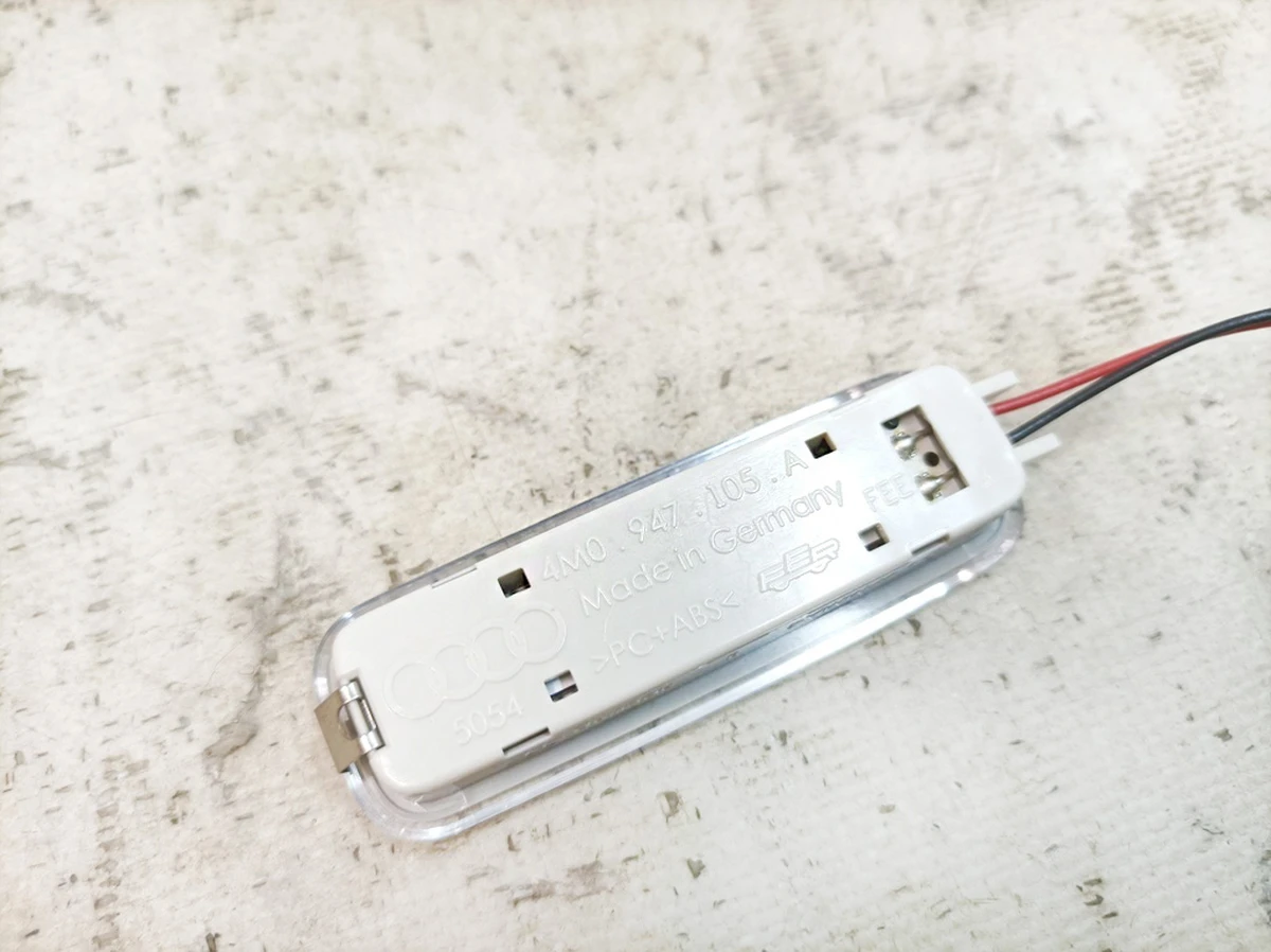 Плафон освітлення світлодіодний косметична лампа ліва права Porsche Taycan 4M0947105A