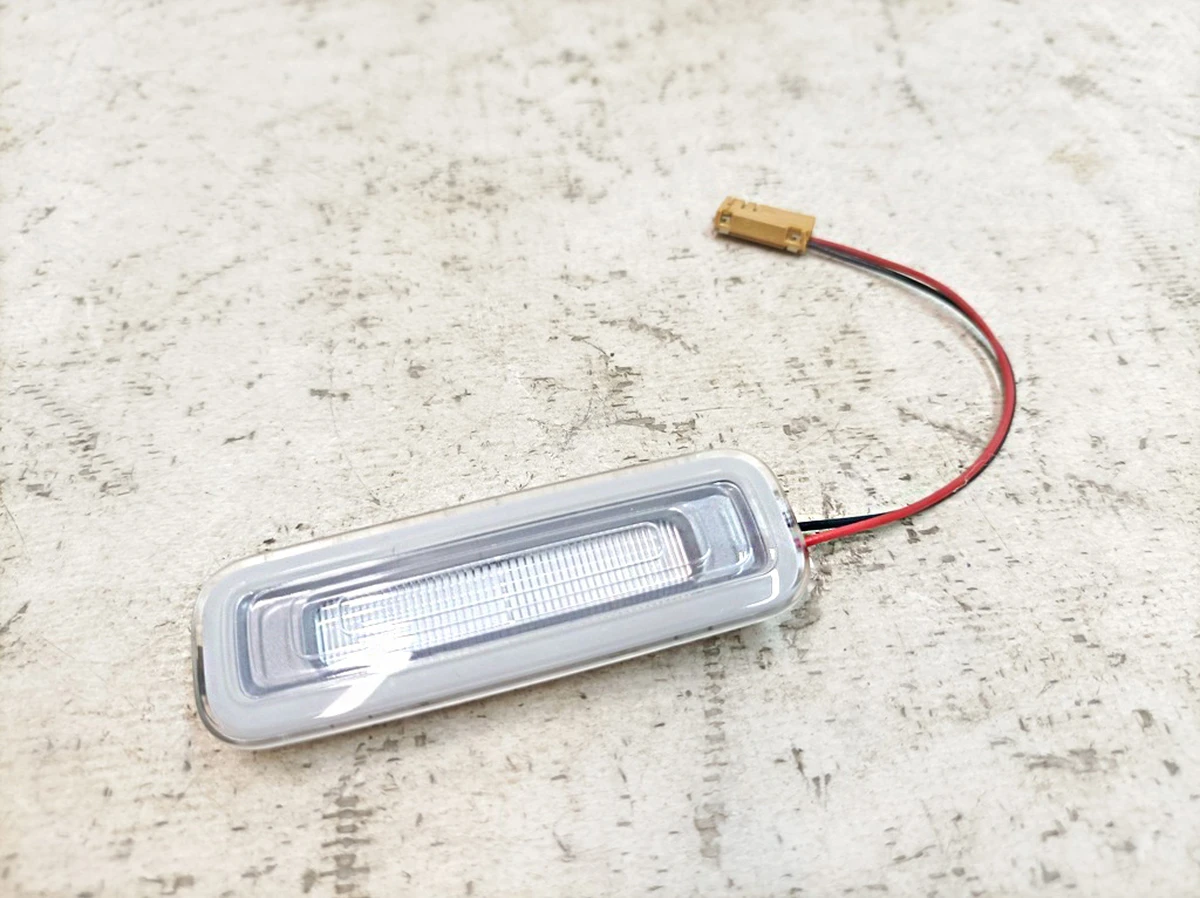 Плафон освітлення світлодіодний косметична лампа ліва права Porsche Taycan 4M0947105A