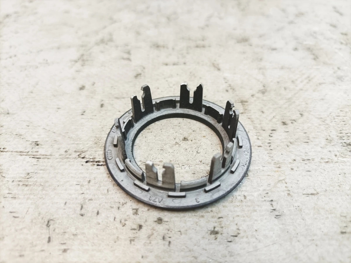 Накладка плафона для читання з пошкодженням Audi Q7 4M0947133