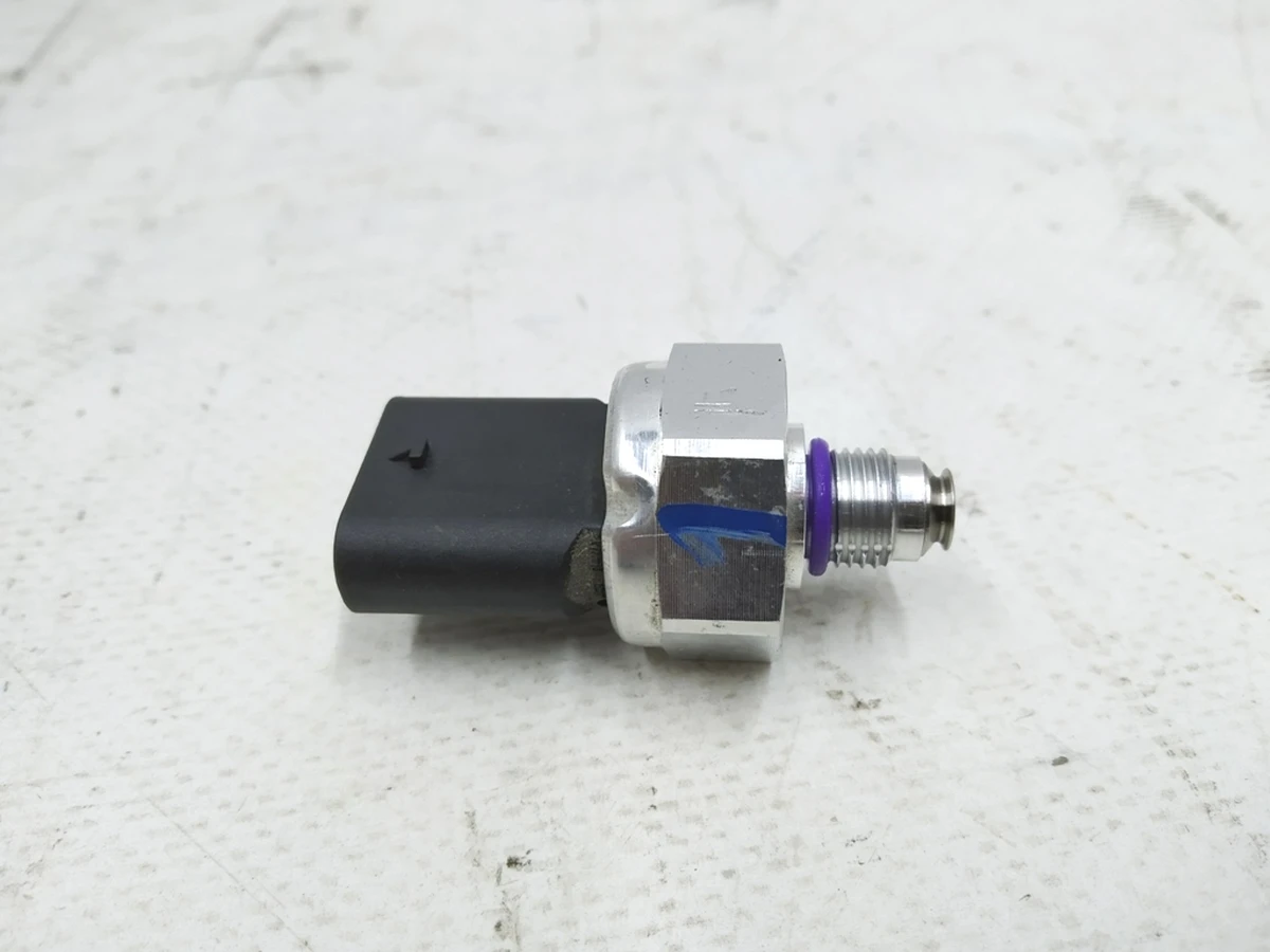 Pressure and temperature sensor Audi E-tron Porsche Taycan 4M0959603C