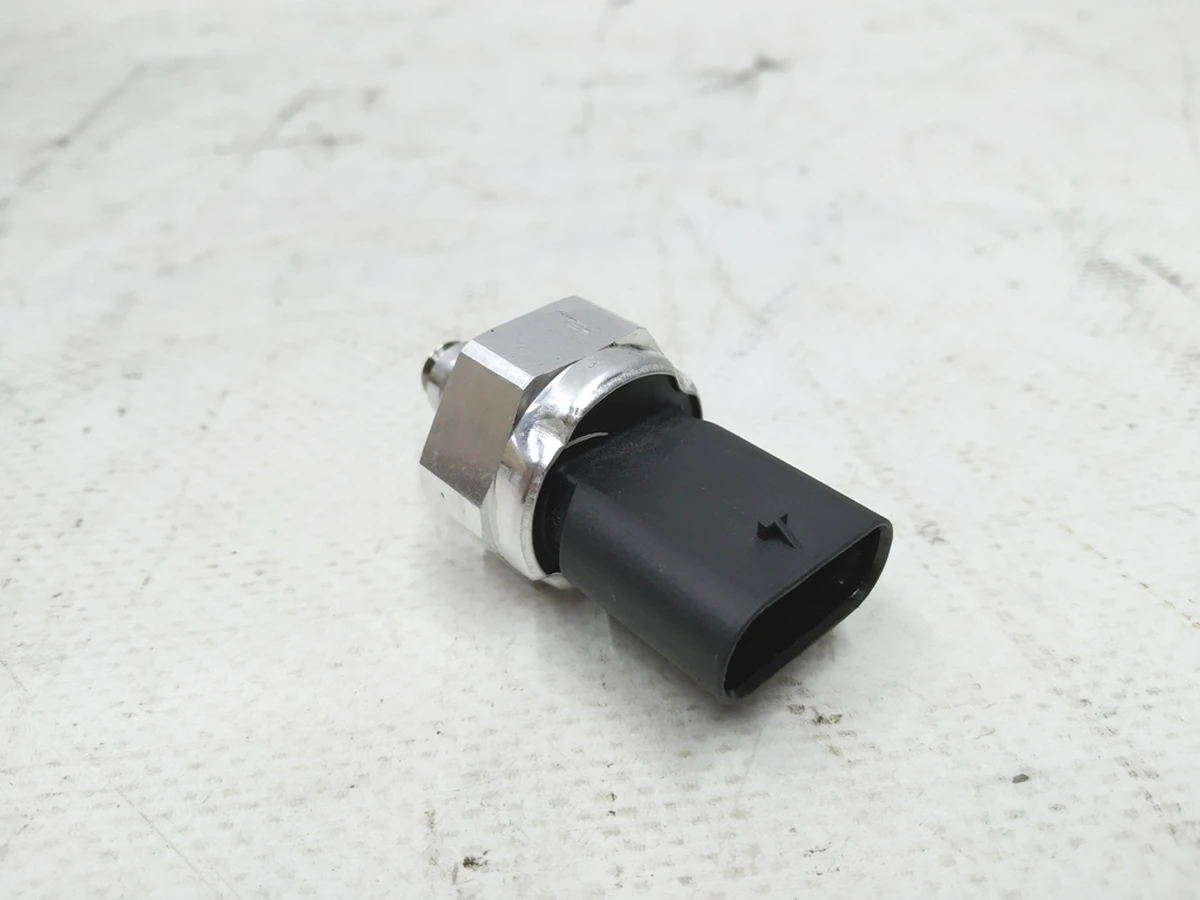 Pressure and temperature sensor Audi E-tron Porsche Taycan 4M0959603C