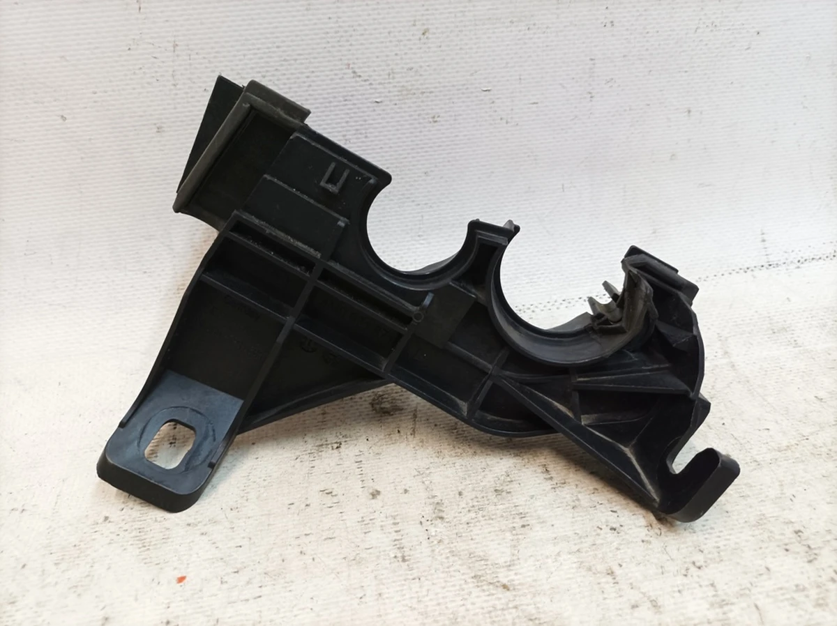 Кронштейн крепление правое нижнее Audi Q7 4M0971871BK