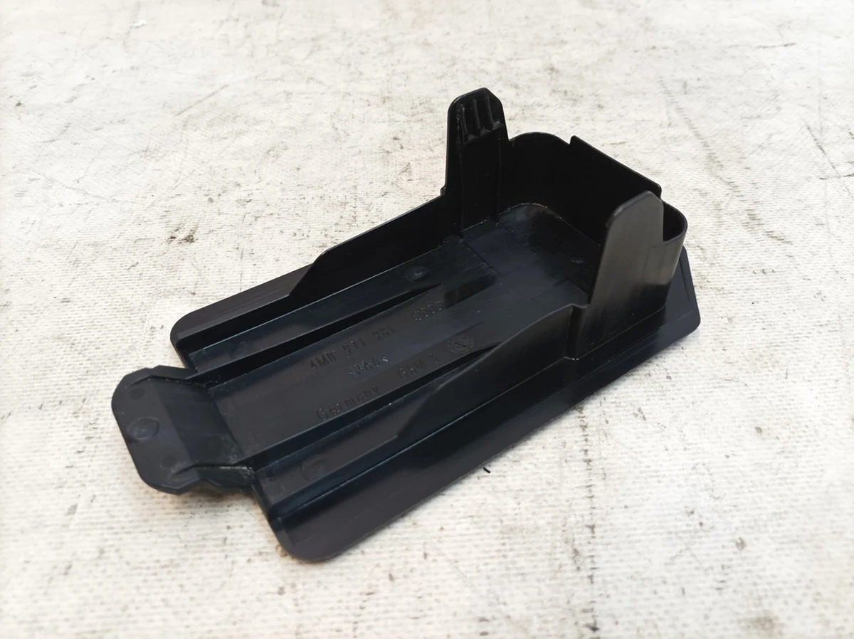 Кришка блоку попередника в салоні ліва права Audi Q7 4M0971981