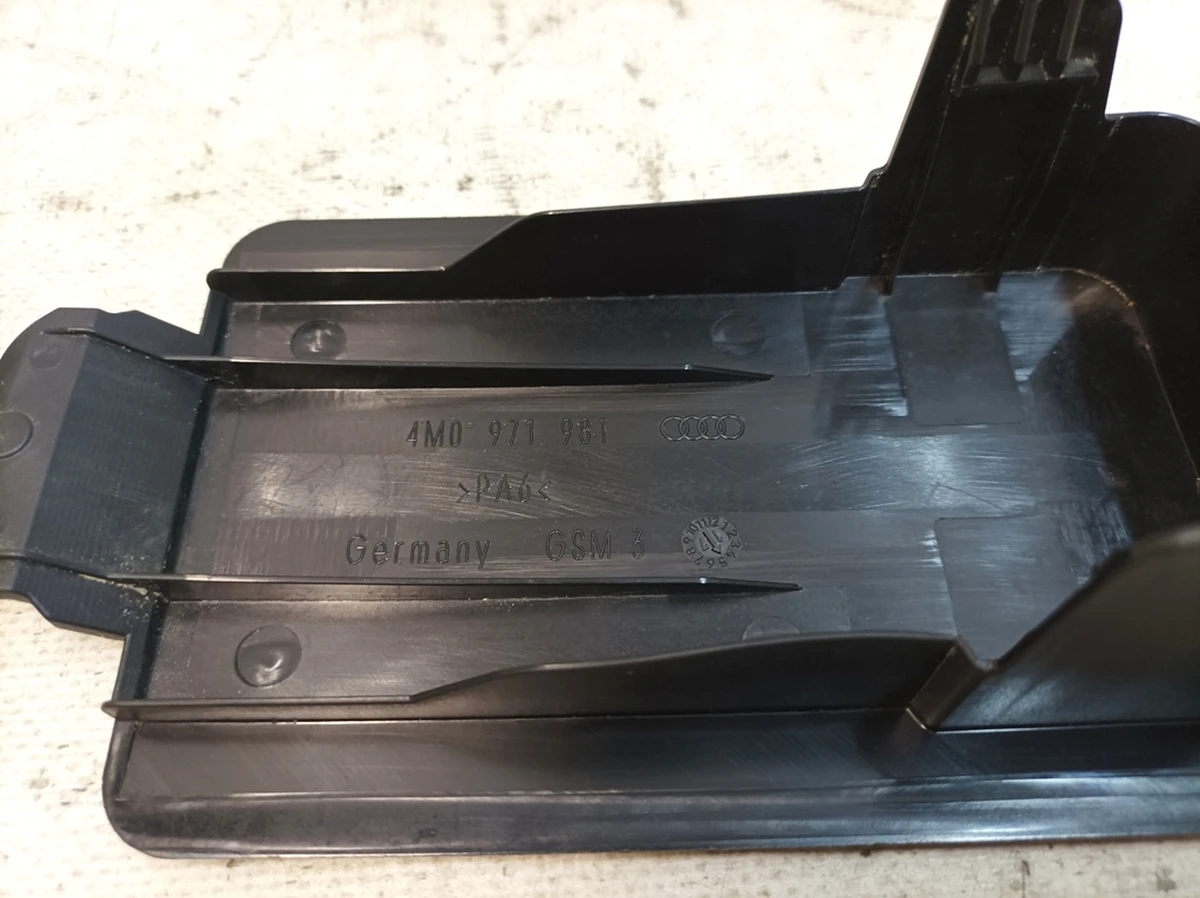 Кришка блоку попередника в салоні ліва права Audi Q7 4M0971981