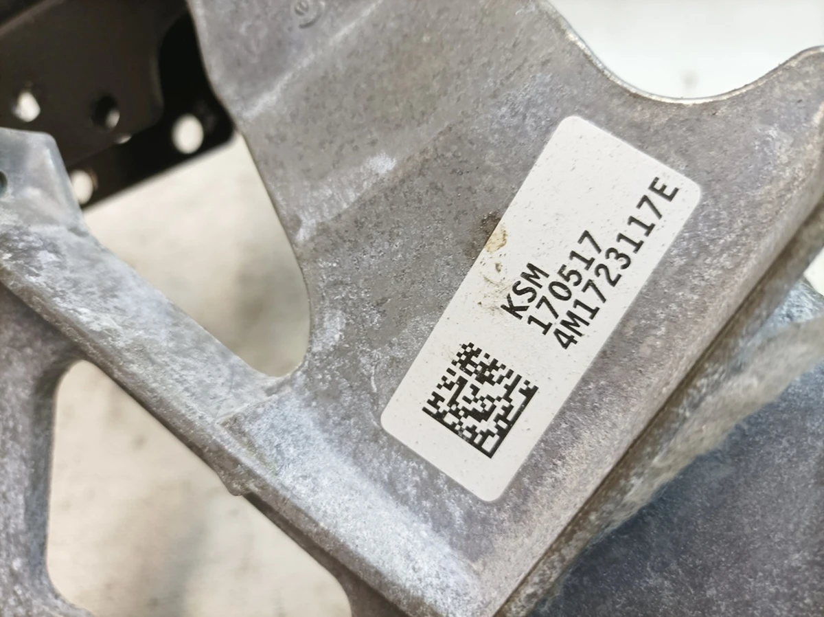 Pedal support bracket with tomoz pedal assembly Audi Q7 4M1723117B