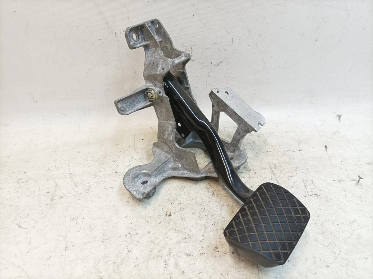 Pedal support bracket with tomoz pedal assembly Audi Q7 4M1723117B