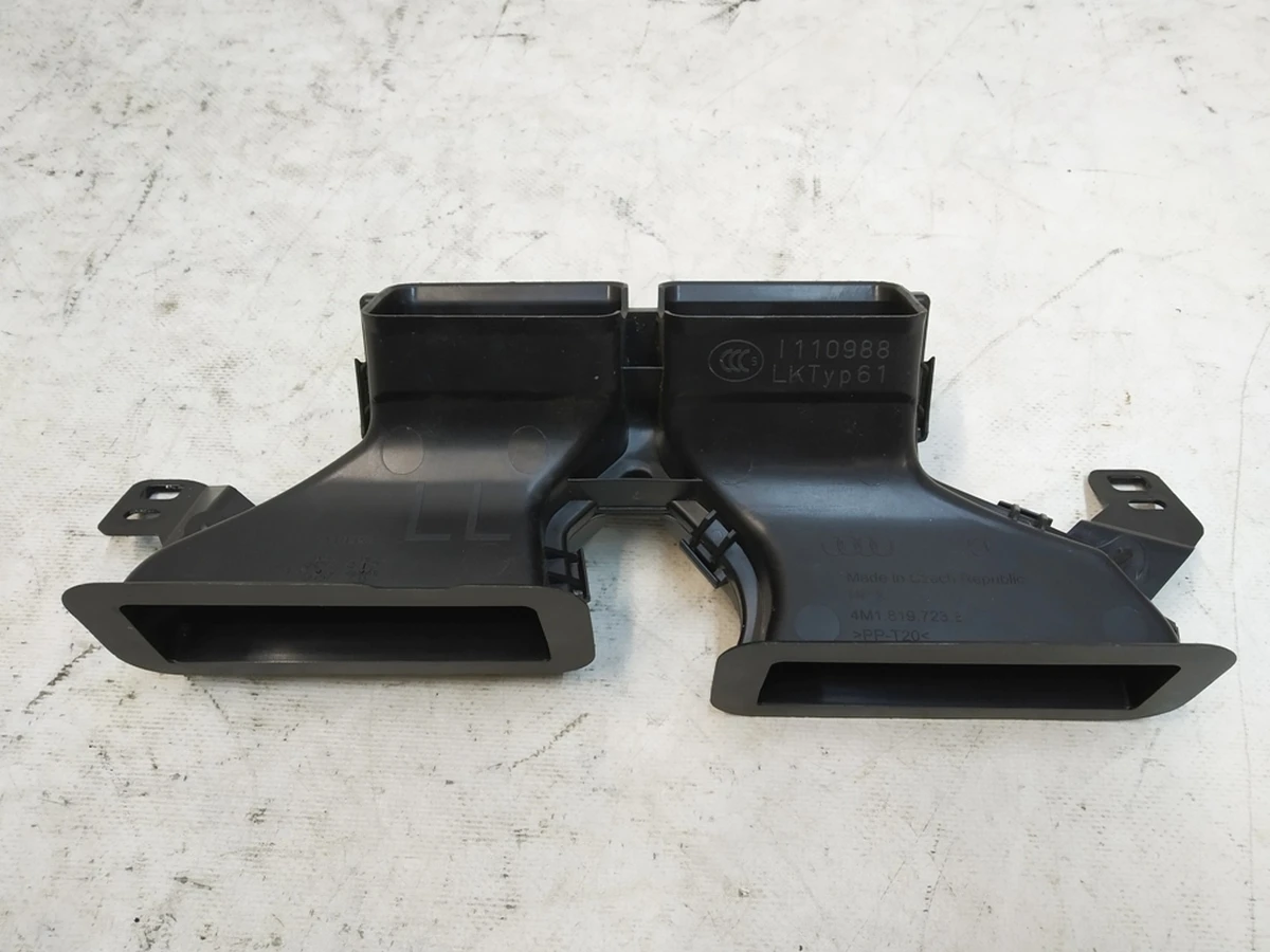 Повітропровід кліматичної установки передньої панелі (торпедо) центральний Audi Q7 4M1819723B