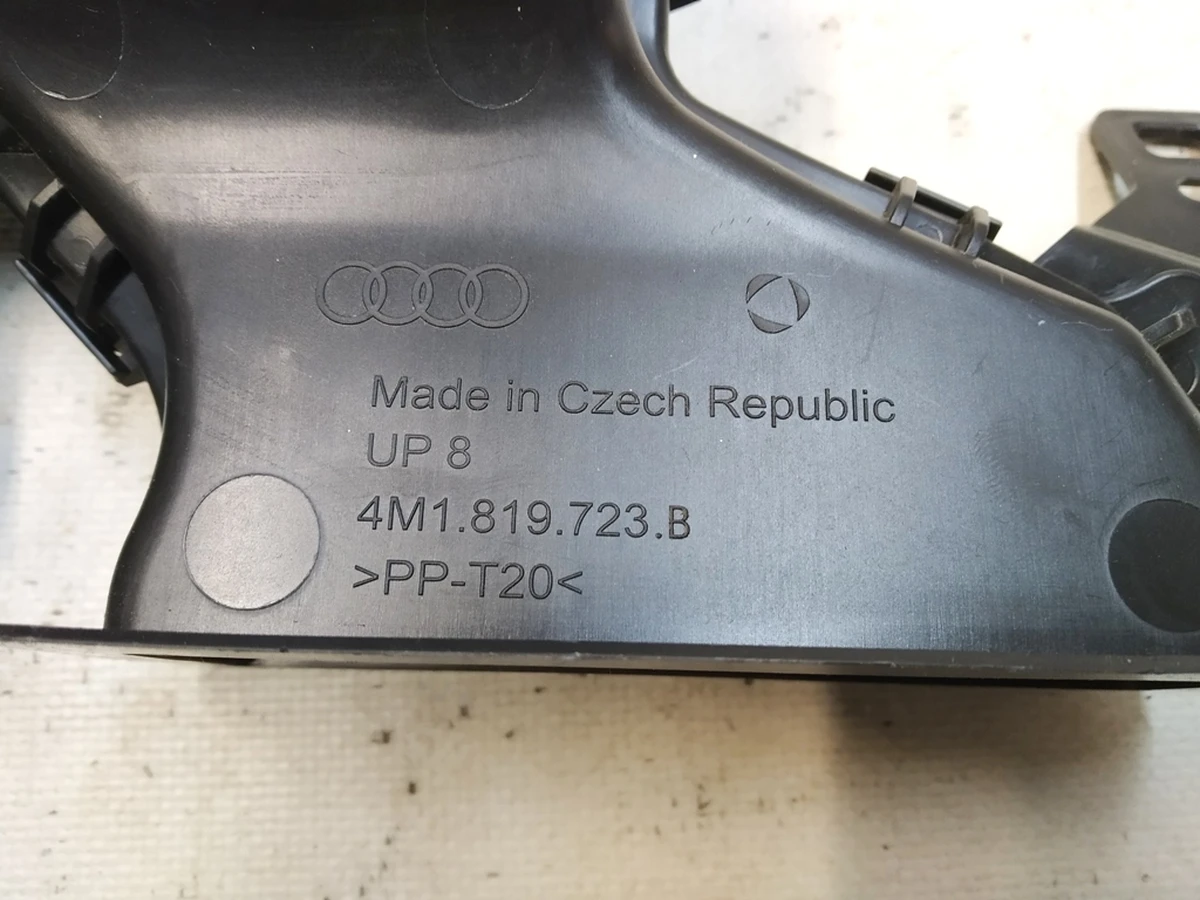 Повітропровід кліматичної установки передньої панелі (торпедо) центральний Audi Q7 4M1819723B